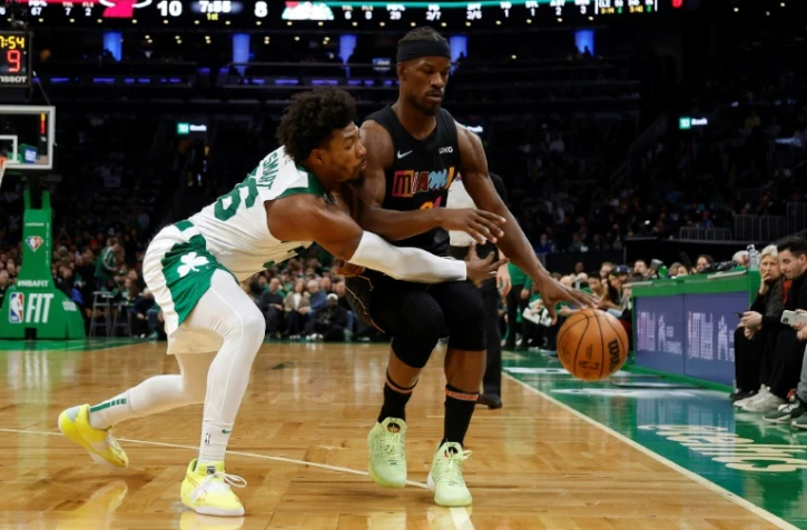 Jimmy Butler du Miami Heat sous la menace de Marcus Smart des Celtics en NBA le 30 mars 2022 Ă Boston