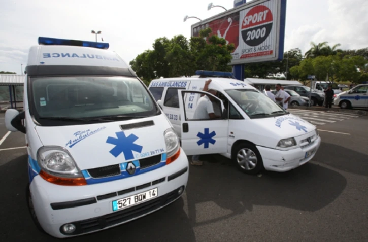 Lundi 7 décembre 2009 - Les ambulanciers manifestent contre un article publié par le Quotidien sur &quot;les dérives&quot; supposées  de certains d'ehtre-eux
