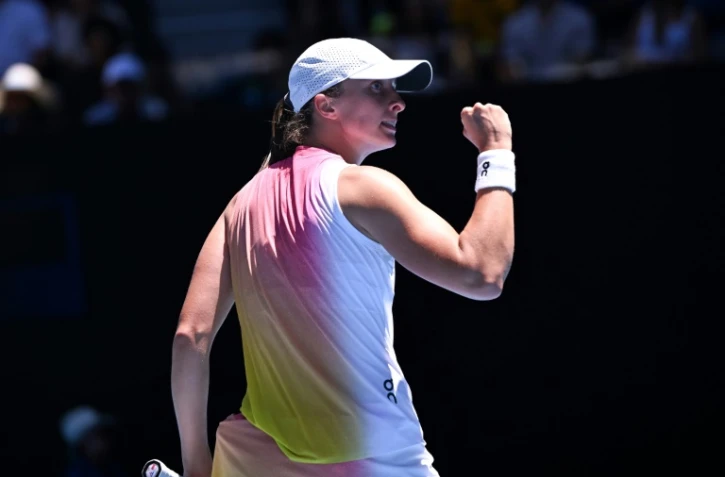 La Polonaise Iga Swiatek célèbre la balle de match contre la Britannique Emma Raducanu, en simple dames lors de la septième journée de l'Open d'Australie à Melbourne, le 18 janvier 2025