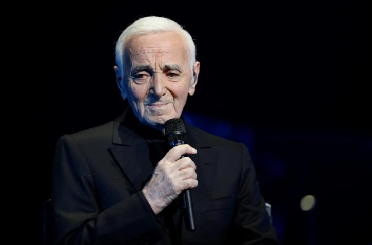 Le chanteur franco-arménien Charles Aznavour chante au Palais des Sports de Paris le 21 décembre 2016