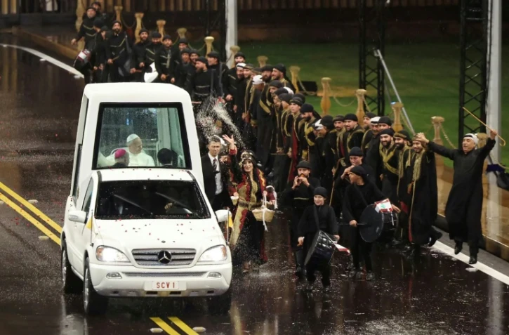 Une photo fournie par la présidence libanaise montre l'arrivée du pape Leo XIV au palais présidentiel, le 30 novembre 2025