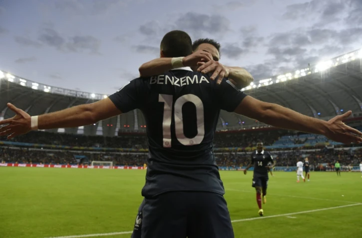 Karim Benzema dans les bras de son coéquipier en équipe de France Mathieu Valbuena après son but face au Honduras lors du Mondial-2014, le 15 juin 2014 à Porto Alegre, au Brésil