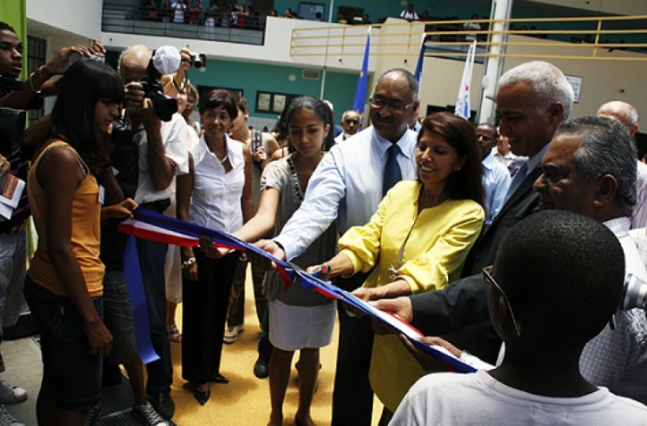 Vendredi 12 décembre 2009 - Inauguration du collège Jules Reydellet à Saint-Denis (Photo D.R.)