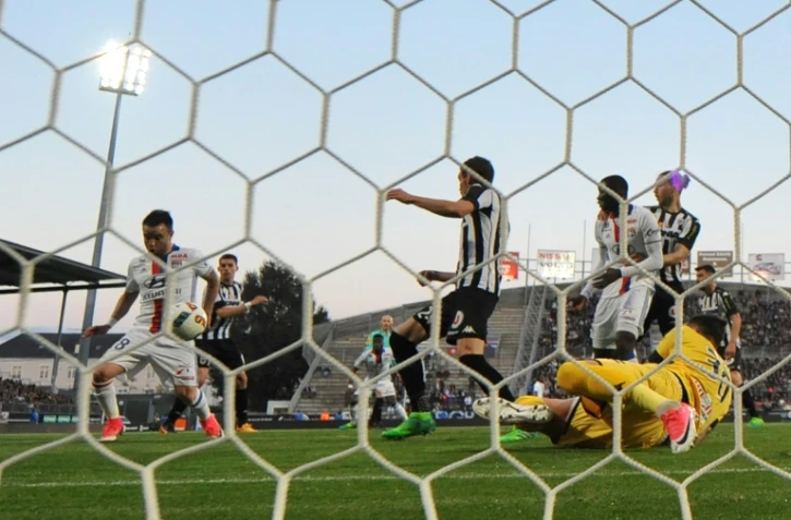 Mathieu Valbuena ouvre le score pour Lyon sur un ballon relâché par le gardien Alexandre Letellier, le 28 avril 2017 au stade Raymond-Kopa