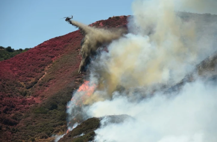 Un hélicoptère lutte contre le feu sur les collines de Keenbrook, en Californie, aux Etats-Unis, le 18 août 2016