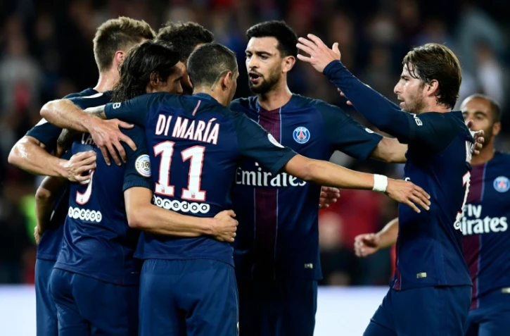 Le Parisien Edinson Cavani félicité par ses coéquipiers après son but contre Dijon au Parc des Princes, le 20 septembre 2016