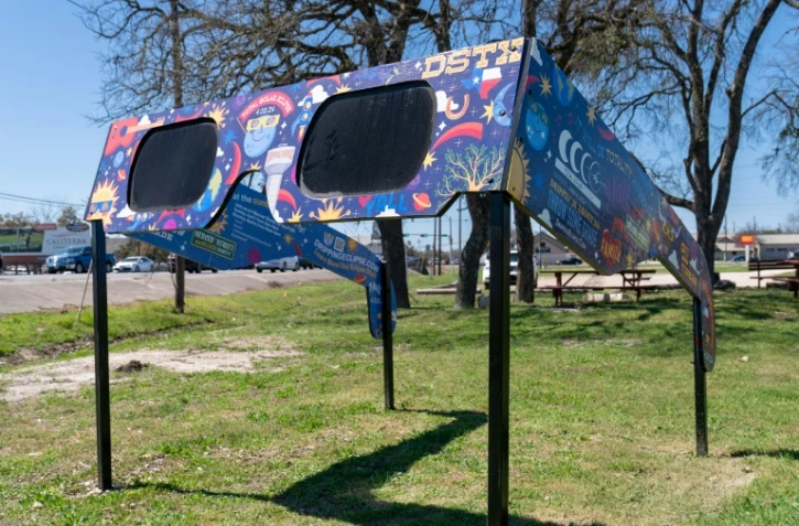 La ville de Dripping Springs, au Texas, se prépare à l'éclipse solaire en exposant des lunettes géantes, le 5 mars 2024