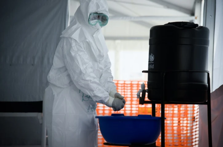 Un membre du personnel médical de l'unité de traitement du virus Ebola, le 12 décembre 2018 à Bwera, en Ouganda, à la frontière avec la RDC