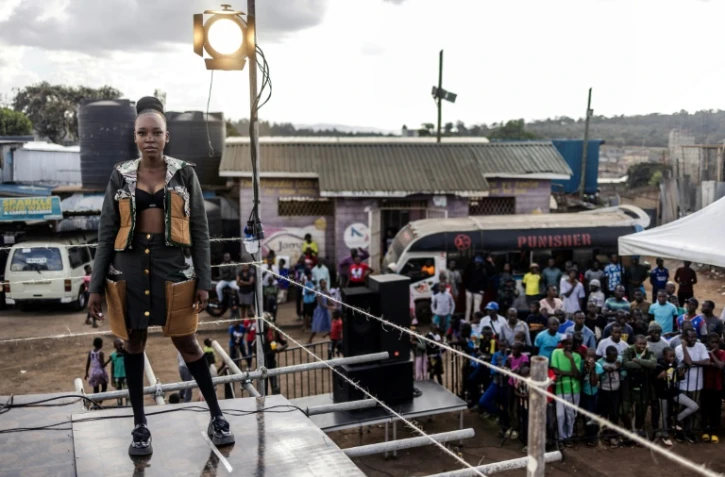 Un mannequin lors de la Kibera Fashion Week, dans le quartier de Kibera Ă Nairobi, le 15 octobre 2023