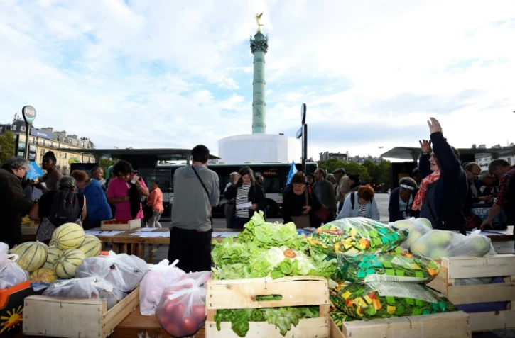 Marché éphémère organisé par le syndicat agricole Modef place de la Bastille à Paris, le 17 août 2017 à Paris