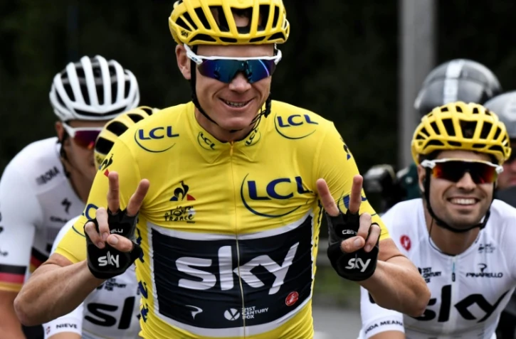 Le maillot jaune Christopher Froome mime ses 4 succès dans le Tour de France, lors de l'ultime étape, en direction de Paris, le 23 juillet 2017 à Paris