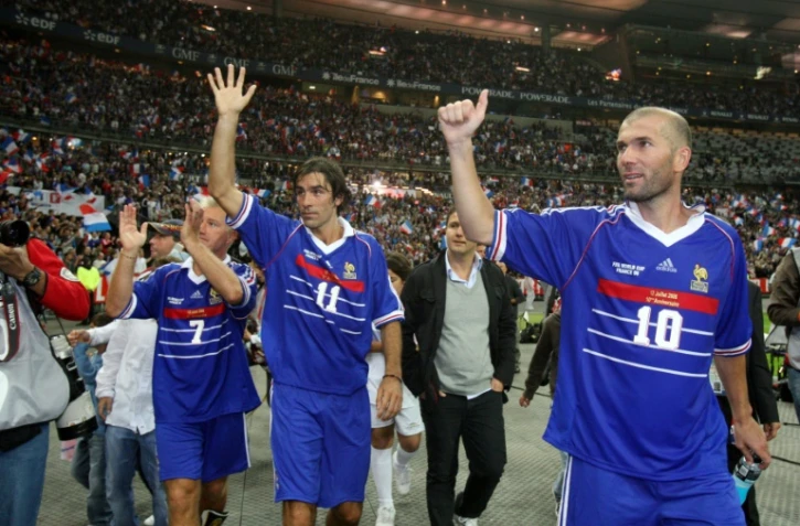 Le Français Robert Pires (c) lors d'un match exhibition au Stade de France le 12 juillet 2008