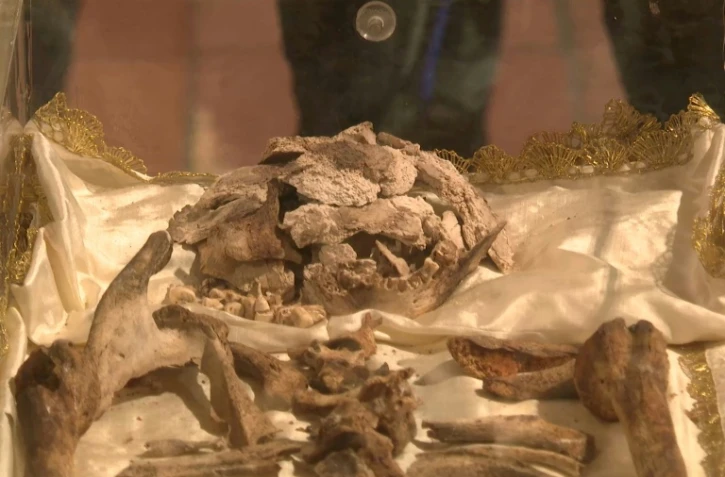 Restes de Saint François, exposés pour la première fois au public, dans la basilique Saint François à Assises, dans une capture vidéo de l'AFP du 21 février 2026 