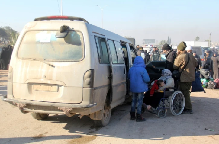 Des Syriens évacués des poches rebelles d'Alep arrivent dans la région de Khan al-Assal, contrôlée par l'opposition, le 19 décembre 2016