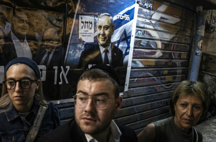Des partisans du Premier ministre israélien Benjamin Netanyahu devant une affiche le soutenant, le 22 octobre 2026 à Jérusalem