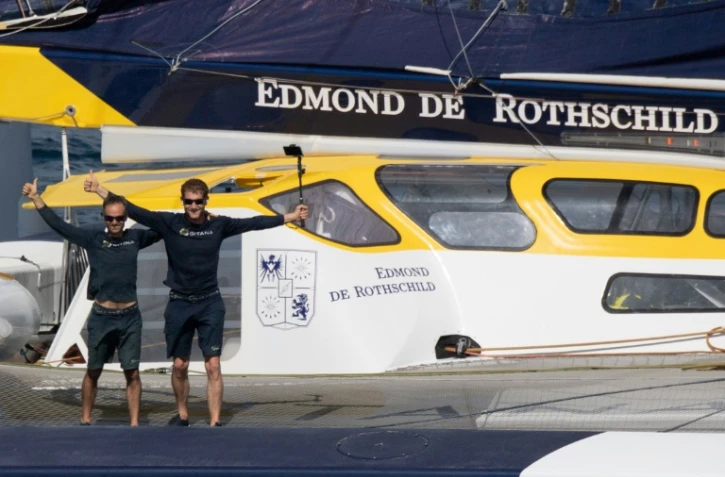 La joie des skippers français Franck Cammas et Charles Caudrelier, après avoir remporté la Transat Jacques Vabre, à bord de leur trimaran "Maxi Edmond de Rothschild" (classe Ultime), le 23 novembre 2021 à Fort-de France
