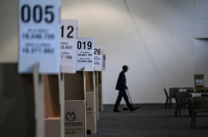 Un employé balaie une salle où des urnes ont été installées pour l'élection présidentielle de dimanche, à Bogota, le 28 mai 2022