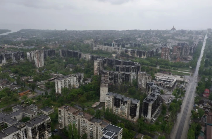Vue aérienne d'mmeubles détruits à Marioupol, le 18 mai 2022 en Ukraine