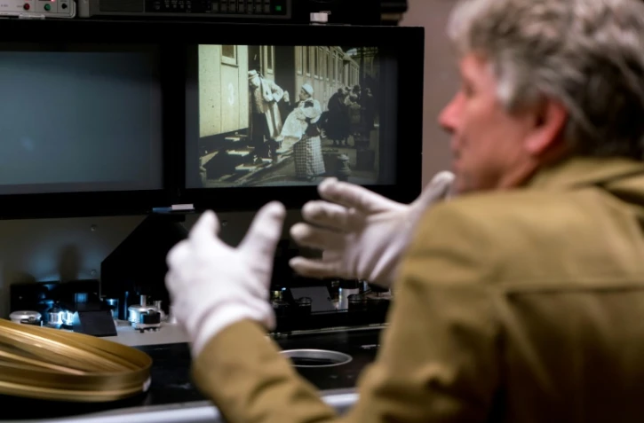 Nikolaus Wostry, chef de la Filmarchiv Austria, regarde le fils "La ville sans juifs", à Laxenburg, en Autriche, le 15 novembre 2016 