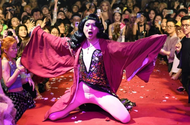 Une drag queen pendant la compétition "Drag Queen Lip Sync" lors d'un bal de voguing à Pékin, le 27 mars 2021