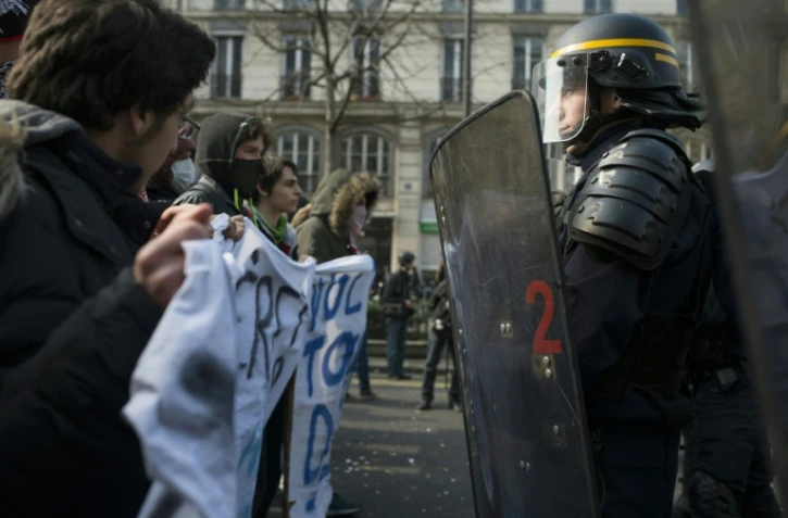 Des lycéens manifestent contre la loi travail face à la police le 1er avril 2016 à Paris
