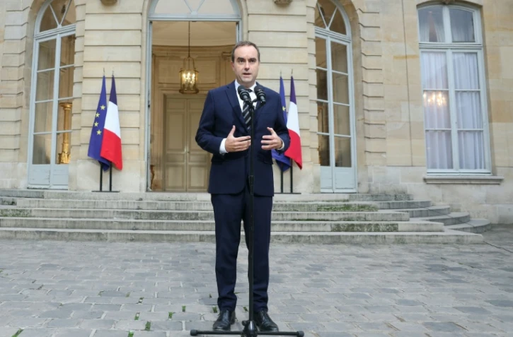 Le Premier ministre Sébastien Lecornu dans la cour de l'hôtel Matignon le 3 octobre 2025