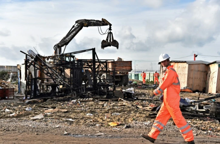 Une pelleteuse en action le 27 octobre 2016 dans la "Jungle" à Calais 