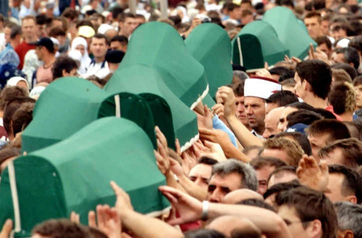 Les cercueils de victimes du massacre de Srebrenica en 1995, transportés le 11 juillet 2005 dans le cimetière de Potocari près de Srebrenica en Bosnie