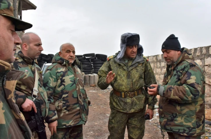 Un général des forces gouvernementales syriennes s'entretient avec ses troupes dans le district Sheikh Saeed d'Alep, le 30 novembre 2016