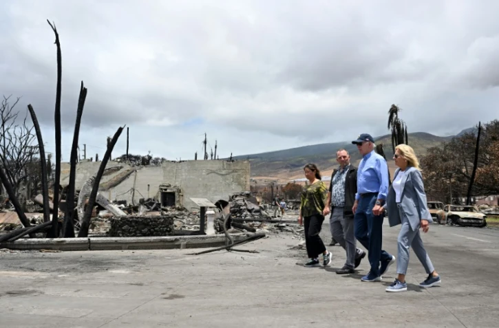 Le président américain Joe Biden visite une zone dévastée par les incendies sur l'île de Maui (Hawaï), le 21 août 2023