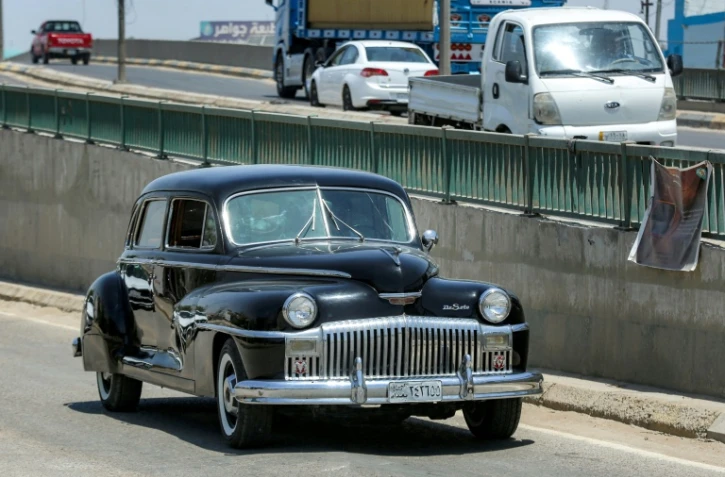 Une automobile DeSoto de 1948 (Chrysler) restaurée, dans une rue de la localité d'Alexandrie, dans la province de Babel, le 27 mai 2025 en Irak

