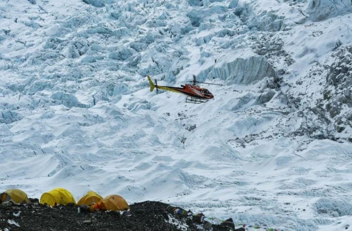 Un hélicoptère survole le camp de base de l'Everest, le 2 mai 2021 au Népal