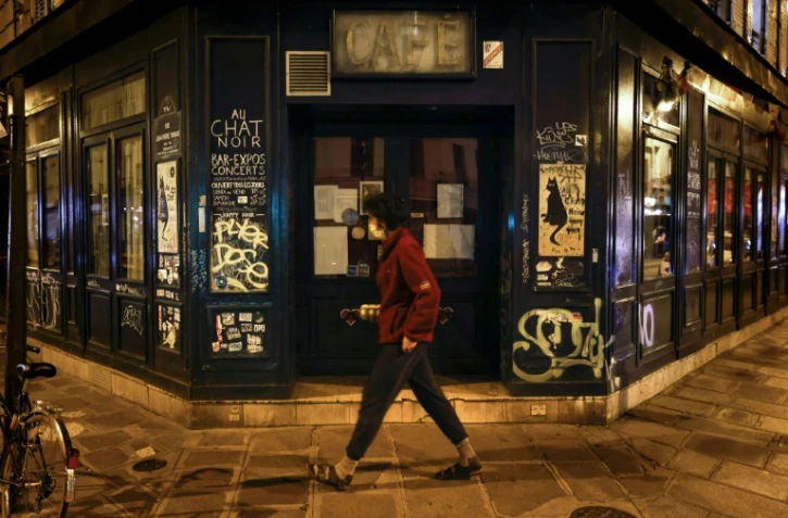 Un passant devant un bar à Paris, le 6 octobre 2020