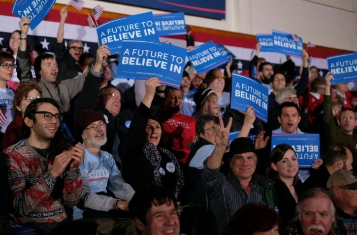 Des partisans du démocrate Bernie Sanders fêtent la victoire de leur candidat à l'élection primaire dans l'Etat du New Hampshire, le 9 février 2016 à Concord (Etats-Unis)