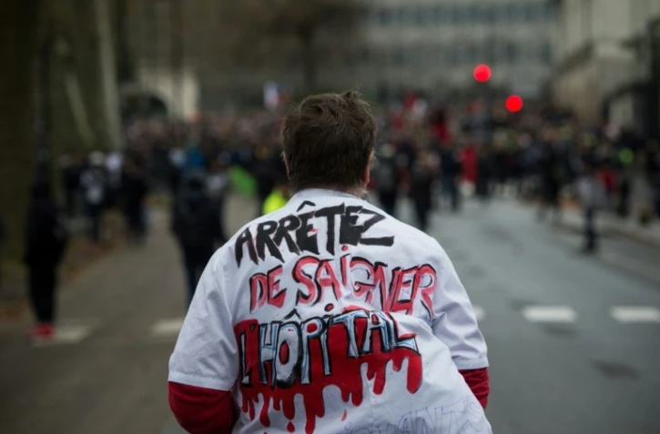 Un membre du personnel soignant en grève, le 10 décembre 2019 à Nantes