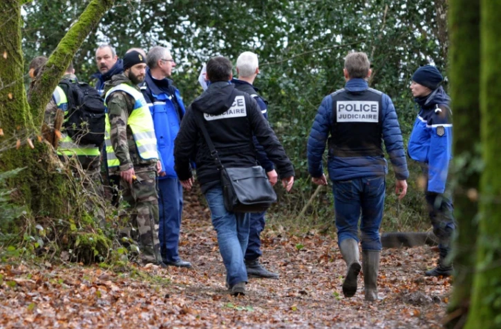 Des gendarmes et des membres de la police scientifique  participent à des recherches dans l'enquête sur la disparition de la famille Troadec, le 3 mars 2017 à Dirinon 