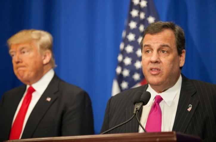 Le favori à la primaire républicaine américaine , Donald Trump (G), et le gouverneur du New Jersey Chris Christie (D), le 26 février 2016 à Fort Knox (Texas)