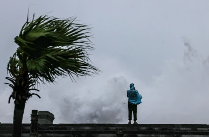 Une personne observe la côte taïwanaise touchée par le typhon Bavi à Keelung (nord-est), le 11 juillet 2026