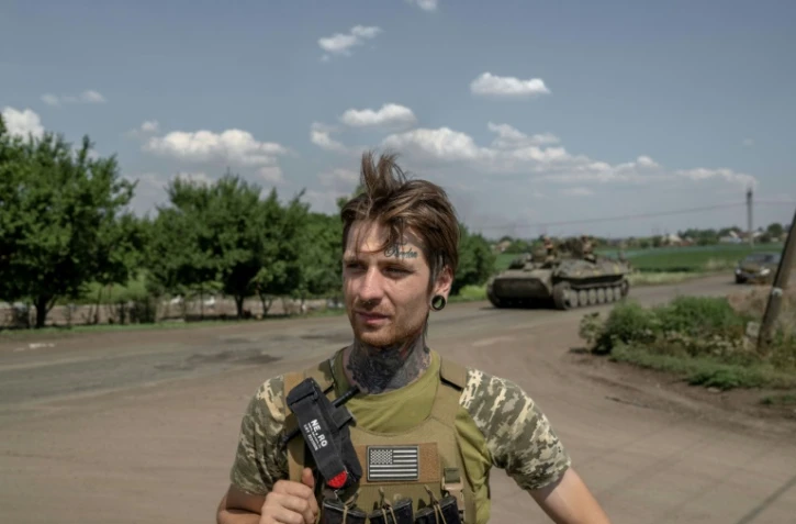 Le soldat ukrainien Mykhailo, 27 ans, fait une halte à quelques kilomètres de la ligne de front dans la région du Donbass, en Ukraine, le 10 août 2022 