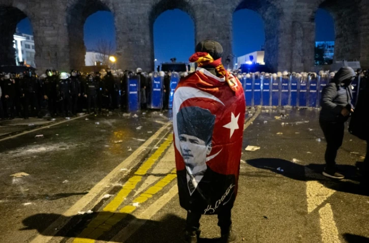 Manifestant face aux forces de l'ordre, le 21 mars 2025 à Ankara
