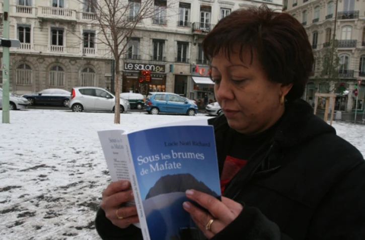 Samedi 19 décembre 2009 - La Réunionnaise Lucie Noël - Richard auteure du roman &quot;Sous les brumes de Mafate&quot; sorti aux éditions Amalthée