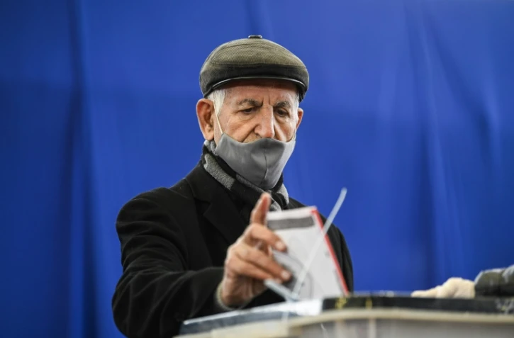 Un Albanais du Kosovo vote aux élections législatives, le 14 février 2021 à Pristina