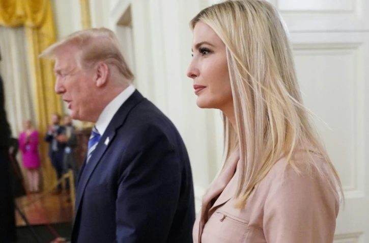 Ivanka Trump (D) et son père Donald Trump à la Maison Blanche le 28 avril 2020