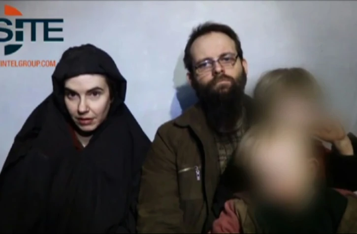 Les ex-otages Caitlan Coleman (L) et son mari Joshua Boyle, sur une capture d'écran fournie par Site Intelligence Group, le 12 octobre 2017