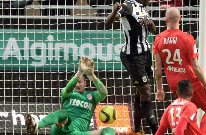 Le gardien monégasque Danijel Subasic et sa défense se sont inclinés à Angers, porté par Cheikh Ndoye, le 30 janvier 2016 au stade Jean-Bouin