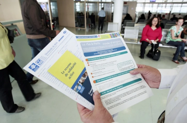 Brochures informant sur le RSA (revenu de solidarité active) mises à la disposition des usagers dans un centre de la CAF (Caisse d'allocations familiales) le 4 juin 2009 à Paris 