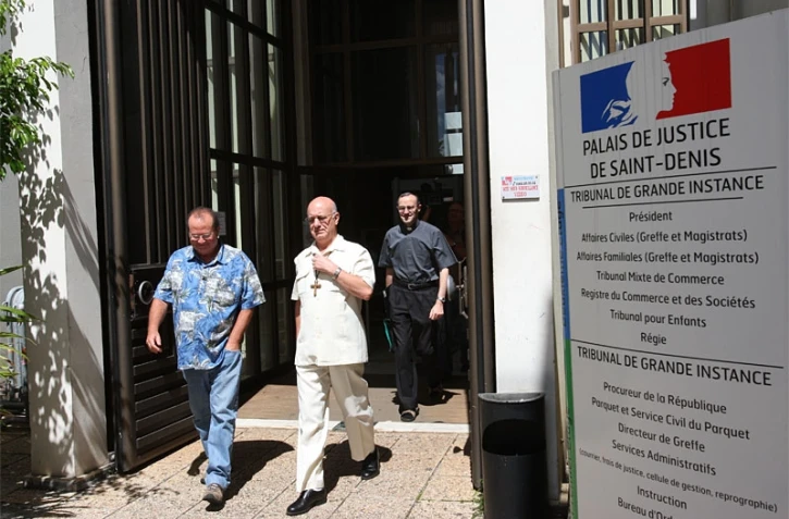 Mardi 22 Décembre 2009
Monseigneur Aubry à la sortie du tribunal de Saint-Denis