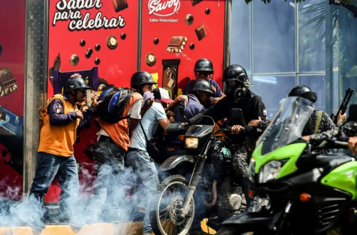 Des secouristes volontaires lors d'affrontements entre opposants et policiers à Caracas, au Venezuela, le 4 août 2017