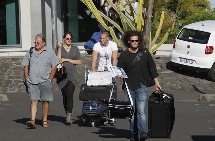Jeudi 24 décembre 2009 - Laure Manaudou et son compagnon Frédérick Bousquet à leur arrivée à La Réunion