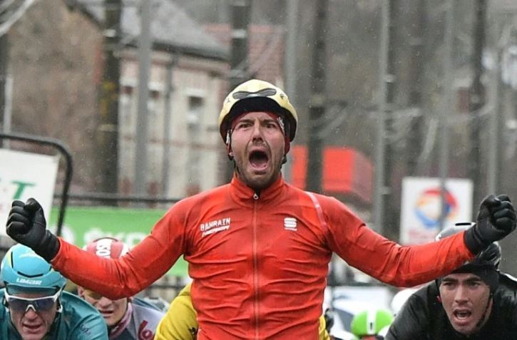 L'Italien Sonny Colbrelli passant la ligne d'arrivée de la 2e étape du 75e Paris-Nice, le 6 mars 2017, à Amilly dans le Loiret